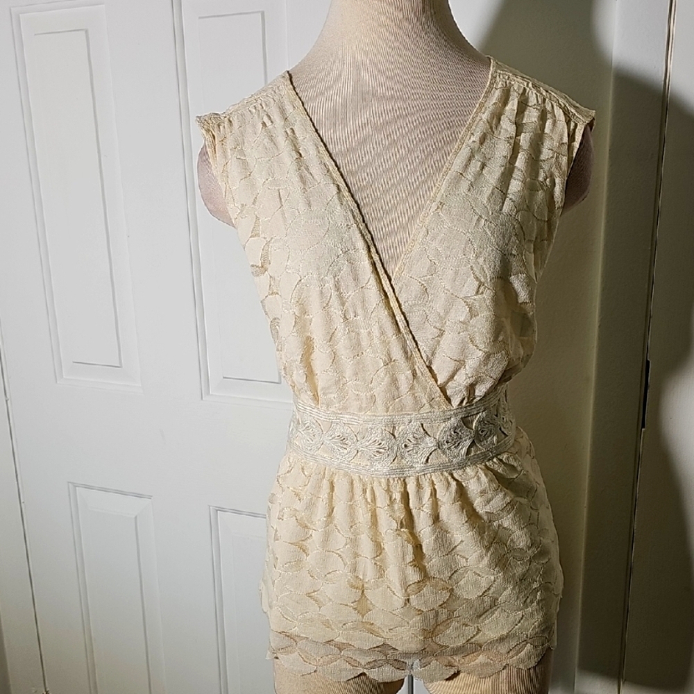 STUDIO M blous elegant Cream Lace.‎ NWT. LINED.